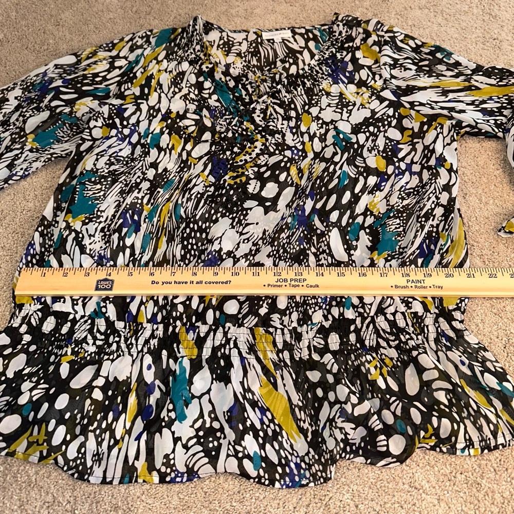 Fashion Bug bold abstract print smocked elastic around the waist. Size 1X - Picture 9 of 10